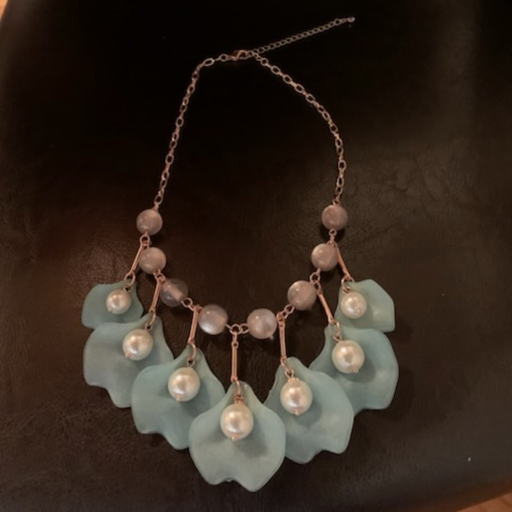 Necklace, light blue with faux pearls